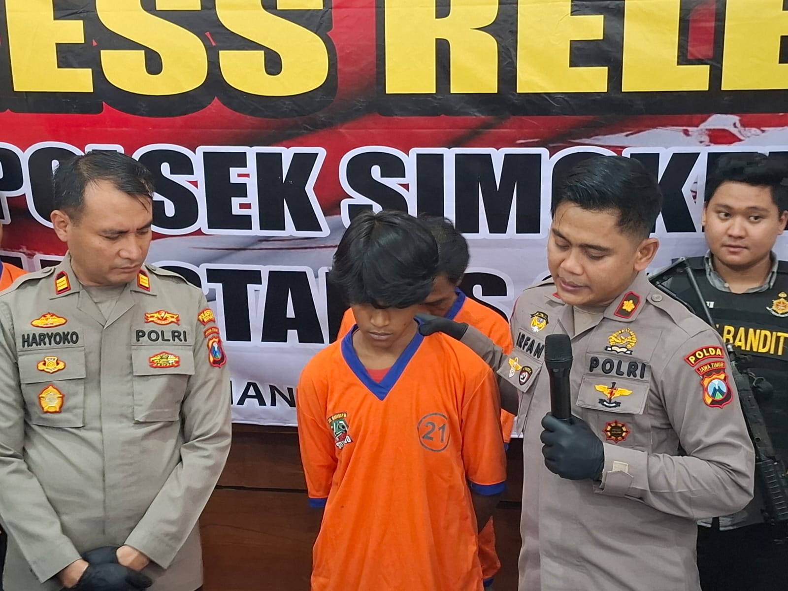 Kapolsek Simokerto Kompol M Irfan membawa celurit sepanjang 110 sentimeter yang disita dari tersangka. Ia hendak tawuran di Jalan Srengganan Dalam, Surabaya (IST).