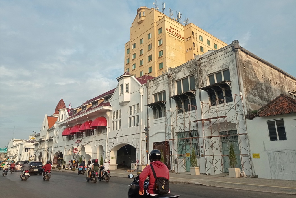 Bangunan tua di kawasan kota lama Jalan Rajawali terlihat lebih cantik&nbsp;(SURYANTO/RADAR SURABAYA)