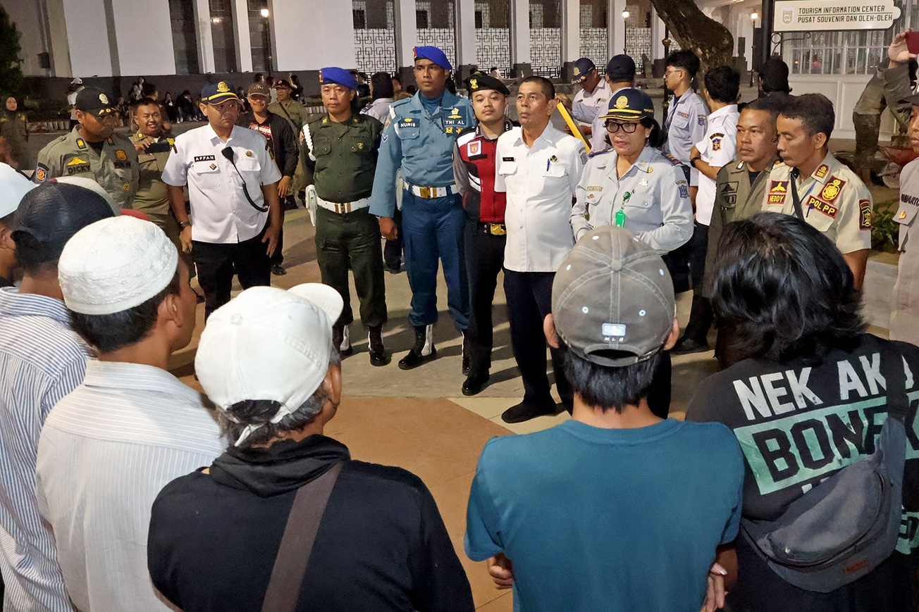 Sejumlah juru parkir mendapat pembinaan di kawasan wisata kota lama Surabaya (SURYANTO/RADAR SURABAYA).