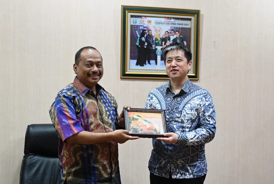 Ketua KONI Jatim Muhammad Nabil dan Konjen Tiongkok di Surabaya, Xu Yong.