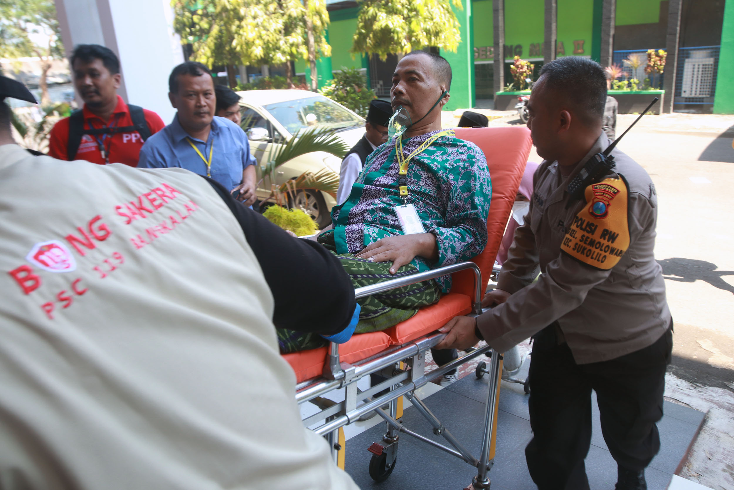 Jemaah haji risiko tinggi dibantu petugas di Asrama Haji Sukolilo, Surabaya (ANDY SATRIA/RADAR SURABAYA).