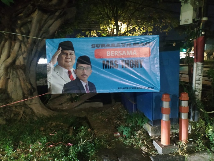 PASANG: Salah satu banner dukungan dari relawan untuk Wakil Ketua DPRD Surabaya AH Thony. (ISTIMEWA)
