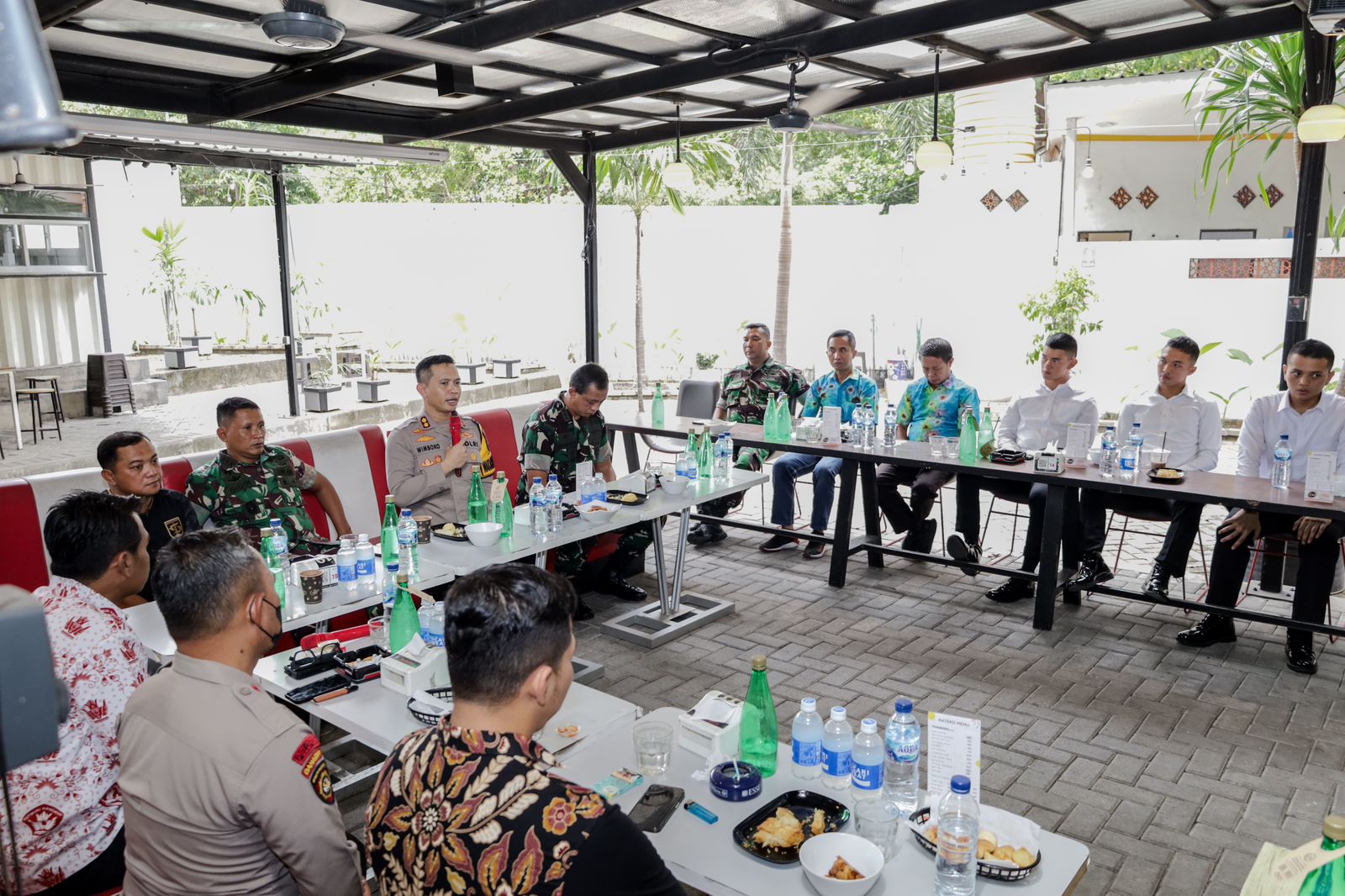 &nbsp;Polrestabes Surabaya bersama Kodim dan manajemen Persebaya Surabaya bertemu dengan koordinator Bonek. Sepakat tidak melaksanakan perayaan malam Anniversary ke-97 Persebaya Surabaya(IST).