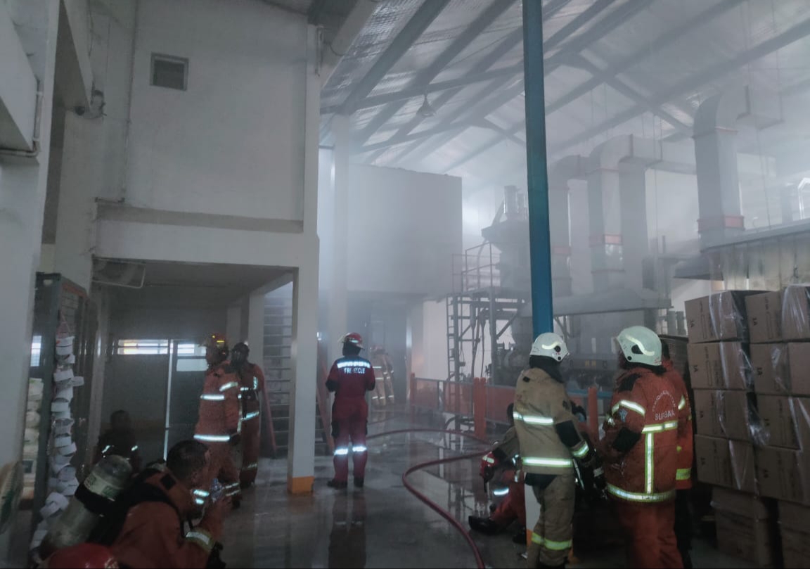 Petugas DPKP Surabaya melakukan pemadaman di ruang panel dalam gudang PT Maju Jaya Indoprima Jalan Petemon III, Jumat (14/6) siang. (IST)