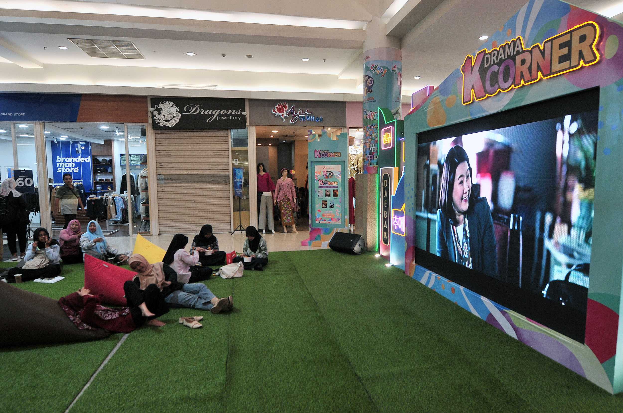 Pengunjung menonton drakor sambil menikmati sejumlah makanan khas korea dalam Korean Festival yang digelar di Royal Plaza Surabaya, Jumat (14/6).