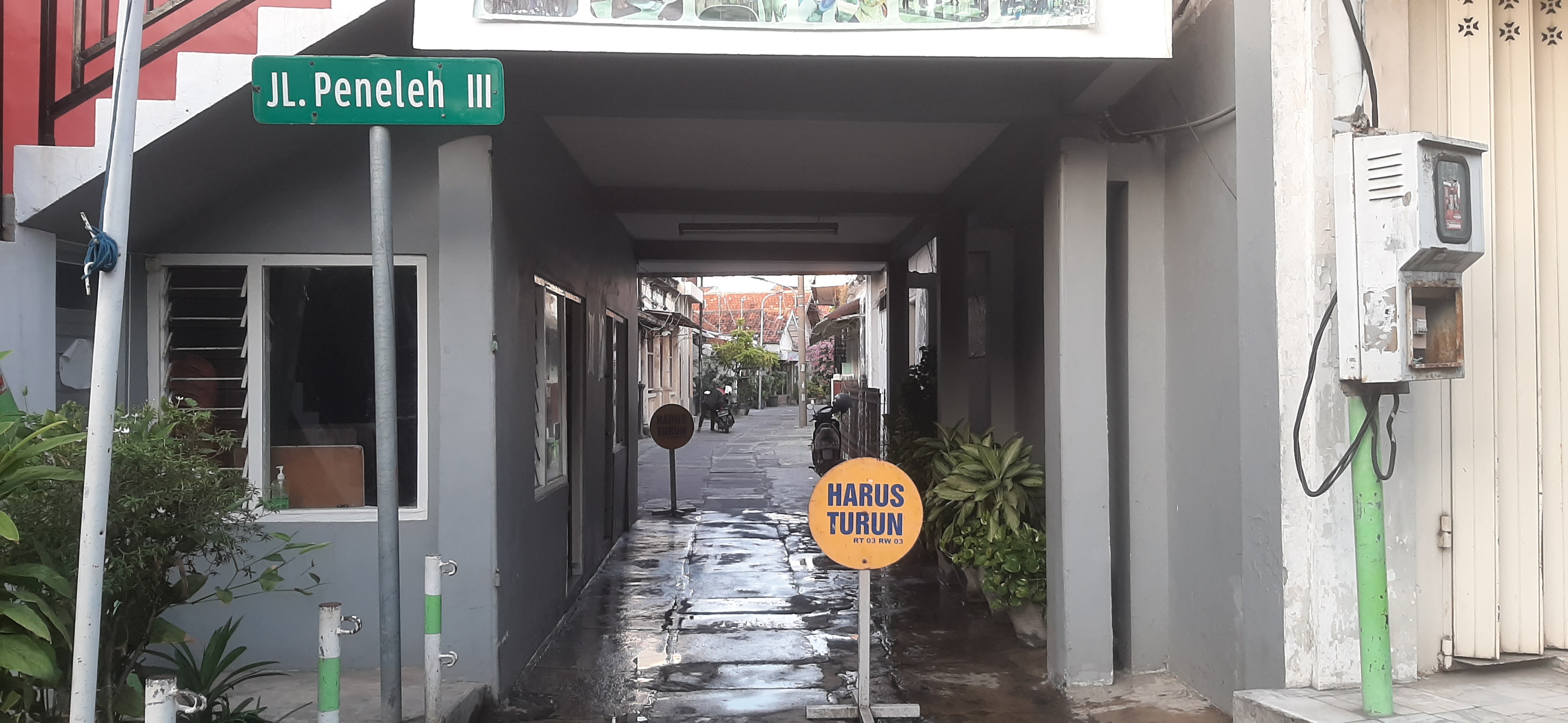 HARUS TURUN: Di Jalan Peneleh III, larangan berkendara di dalam kampung masih diterapkan hingga kini.
