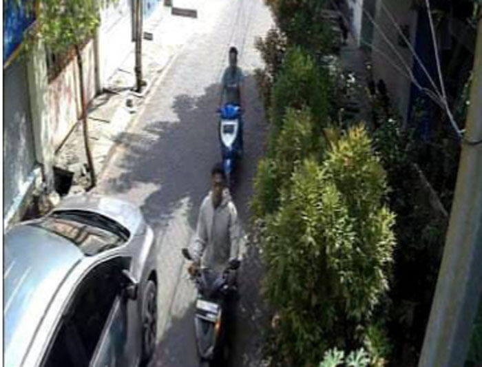 TERCIDUK: Dua pelaku penipuan dan penggelapan motor terekam CCTV melintas di Jalan Sikatan.