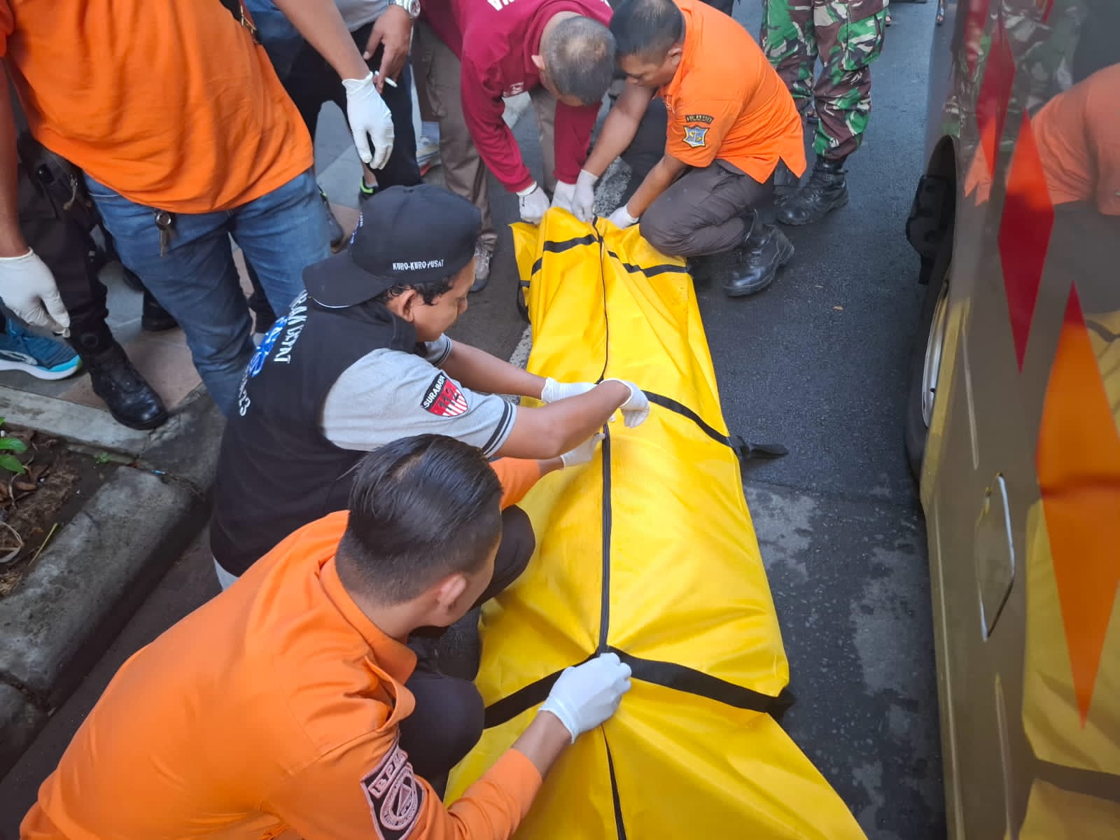 EVAKUASI: Jenazah korban SK saat dievakuasi tim medis di Jalan Bubutan, Surabaya. Korban lari pagi bersama komunitasnya dan ditemukan terjatuh dan dinyatakan meninggal dunia.