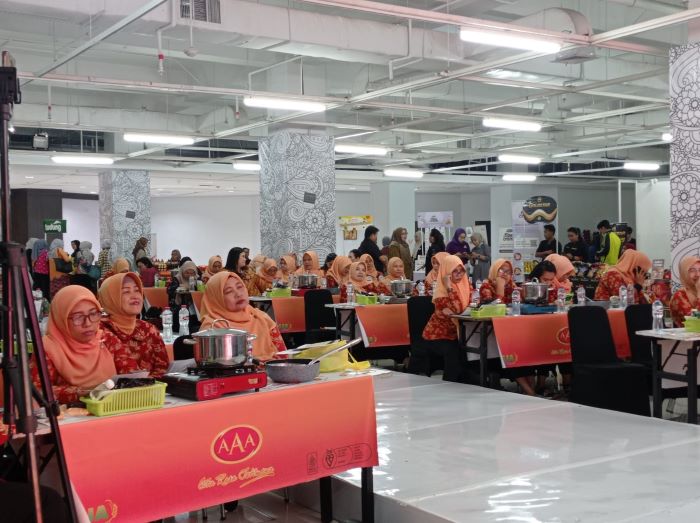 BAHAGIA: Anggota Dharma Wanita Persatuan Inspektorat Provinsi Jawa Timur mengikuti pelatihan ccoking class dan cooking demo di Grand City, Jumat (14/6). (MUS PURMADANI/RADAR SURABAYA)