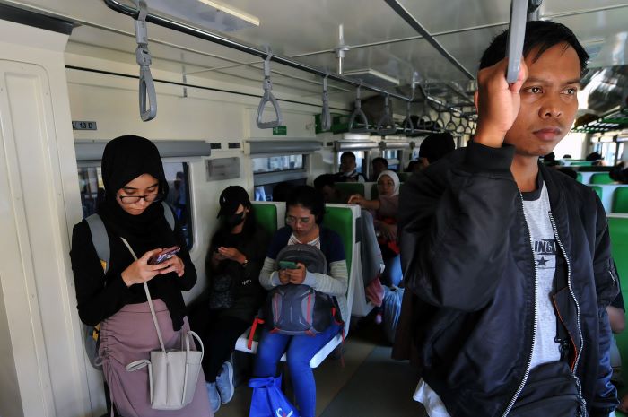 PENUH: Commuter line termasuk salah satu moda transportasi darat yang paling banyak penggunanya. (ANDY SATRIA/RADAR SURABAYA)
