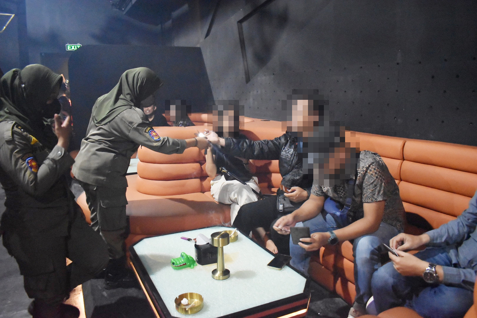 Petugas memeriksa identitas pengunjung salah satu tempat hiburan di Surabaya Timur (IST).