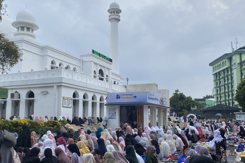 Suasana shalat Idul Adha di Masjid Al-Azhar, Kebayoran Baru, Jakarta Selatan, Minggu (16/6/2024).