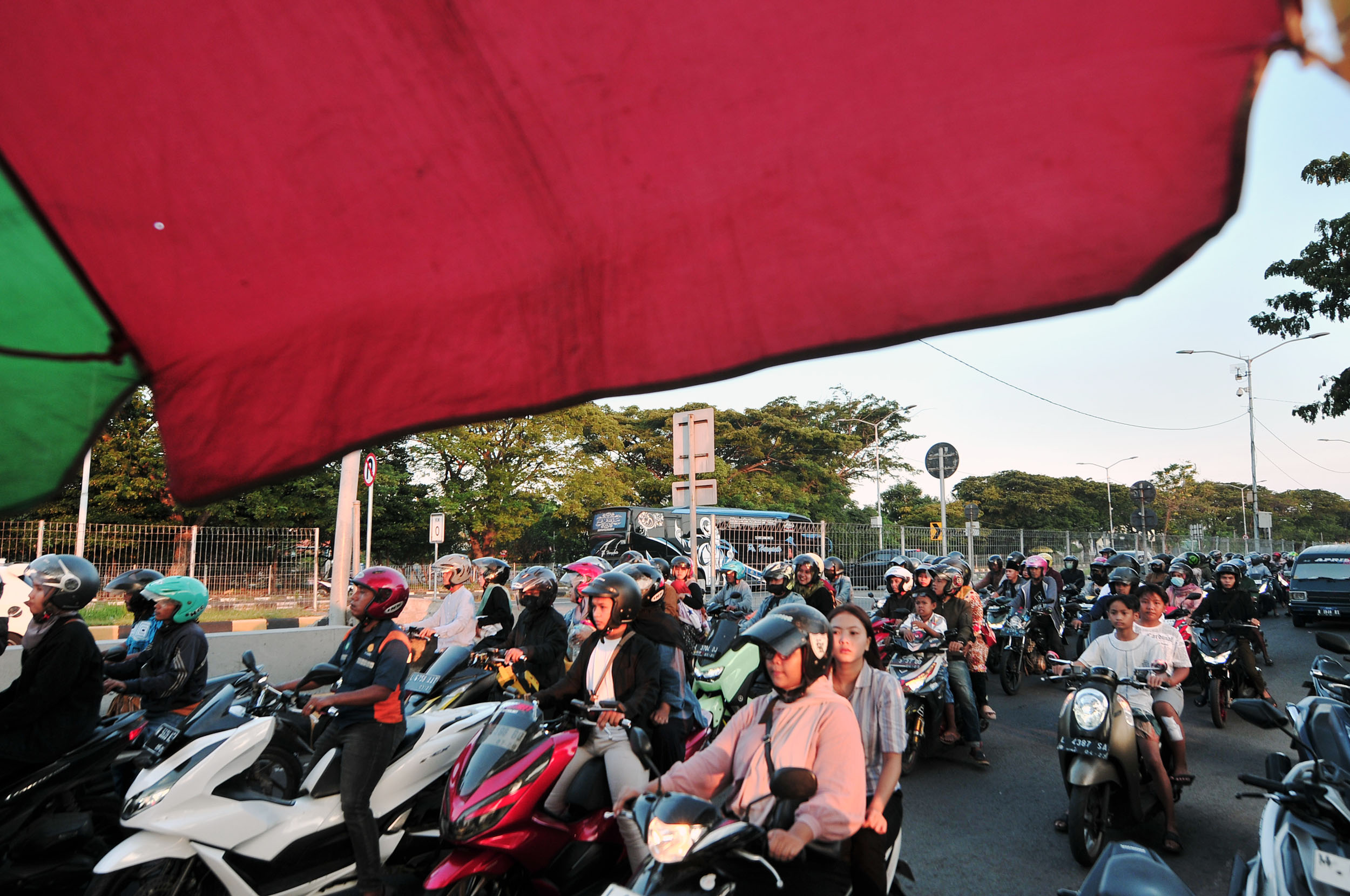 Arus mudik Idul Adha melalui Jembatan Suramadu menuju ke Pulau Madura, Minggu 16 Juni 2024. (ANDY SATRIA/RADAR SURABAYA)