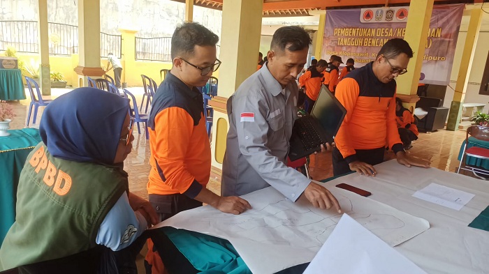 DISKUSI: Salah satu proses pembetukan Desa Tangguh Bencana (Destana) BPBD Jatim di beberapa wilayah di Jawa Timur. (BPBD JATIM)