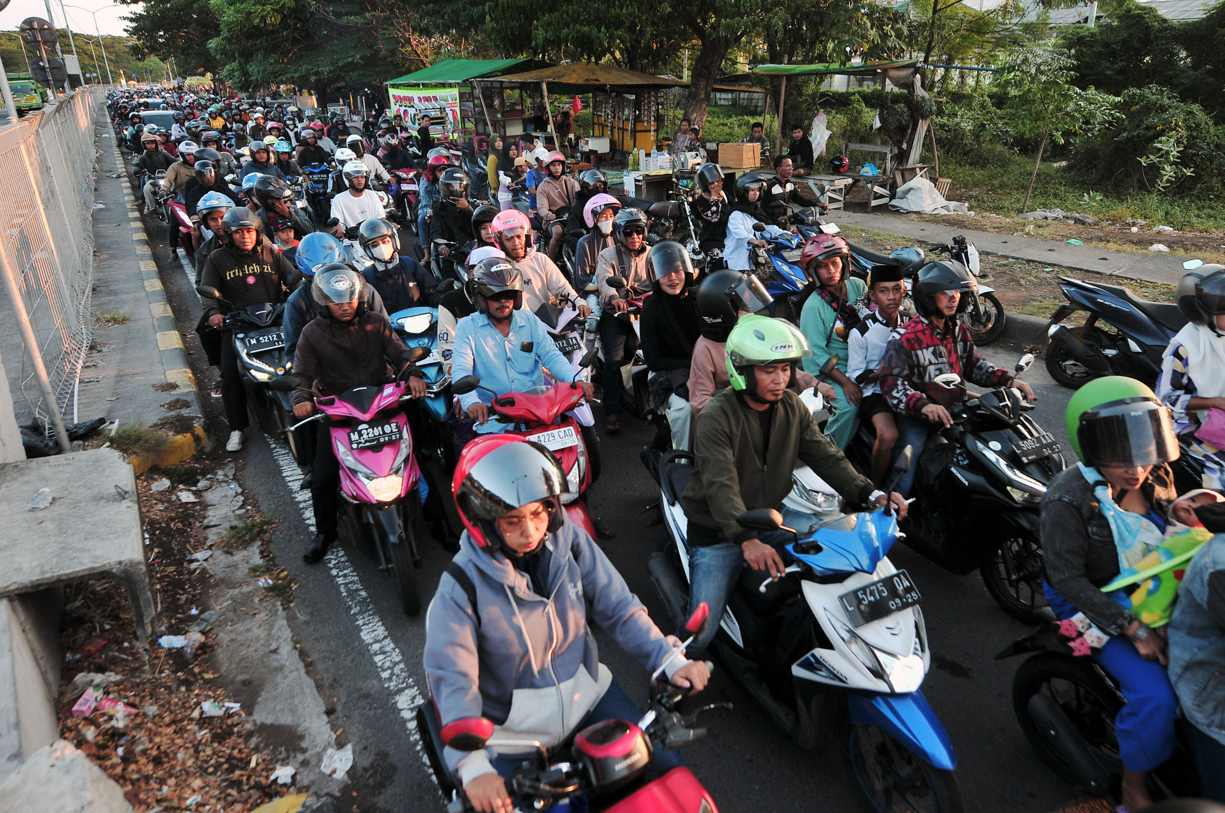 Tradisi toron atau mudik jelang Idul Adha terlihat di Jembatan Suramadu. (ANDY SATRIA/RADAR SURABAYA)