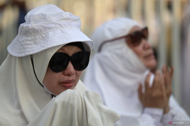 amaah haji Indonesia memanjatkan doa saat wukuf di Arafah, Makkah, Arab Saudi, Sabtu (15/6/2024).