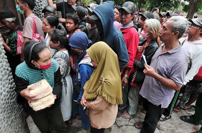 ALAMI: Daging kurban yang dibagikan oleh SMA Trimurti Surabaya diwadahi besek sesuai SE Wali Kota Surabaya. (ANDY SATRIA/RADARE SURABAYA)