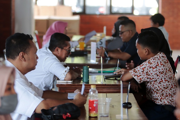 SERIUS: Wali murid dan calon peserta didik serius menyimak penjelasan saat konsultasi mengenai PPDB SMAN/SMKN. (ANDY SATRIA/RADAR SURABAYA)