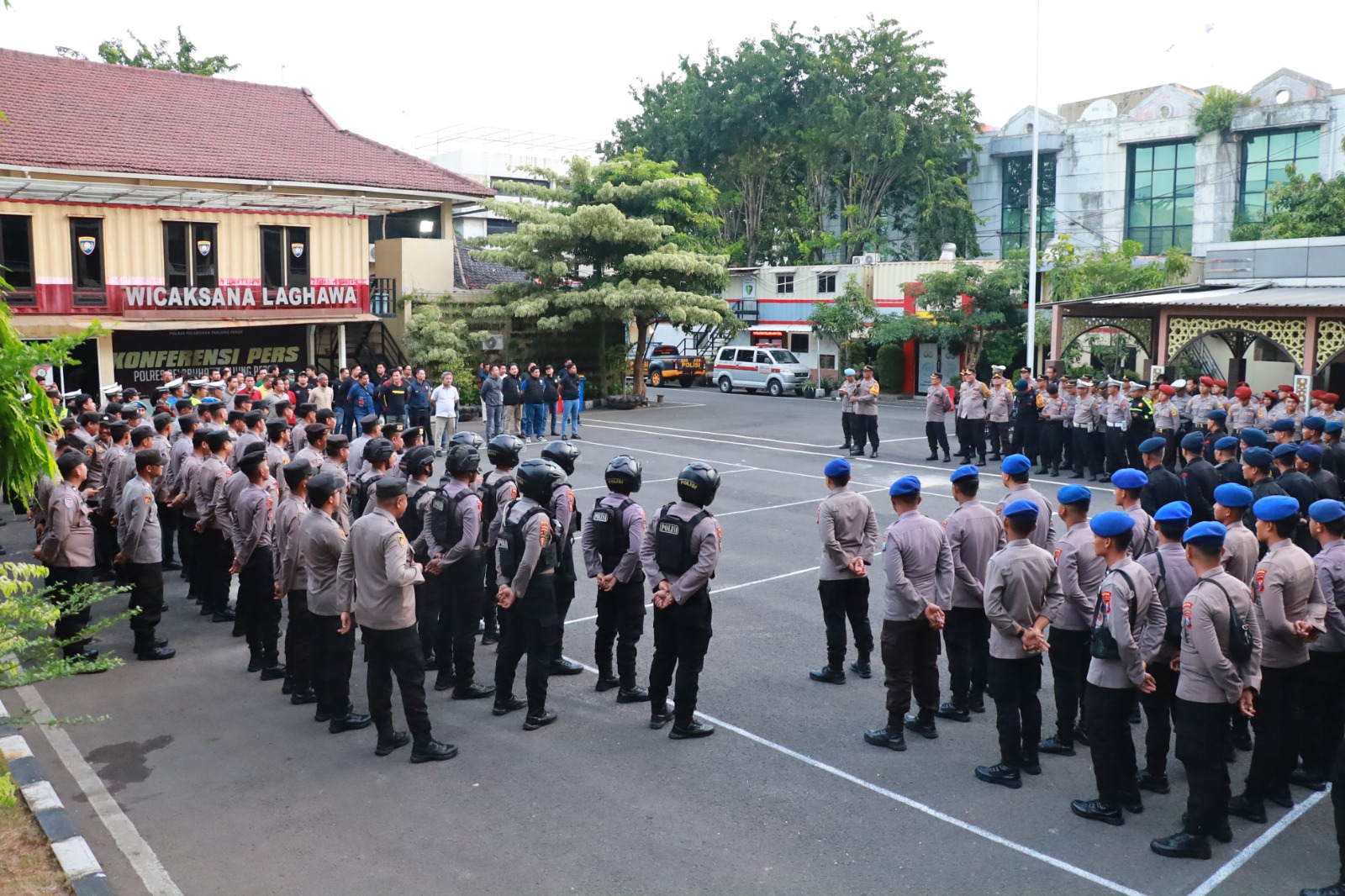 Polres Pelabuhan Tanjung Perak kerahkan ratusan personel amankan malam anniversary Persebaya Surabaya. (IST)