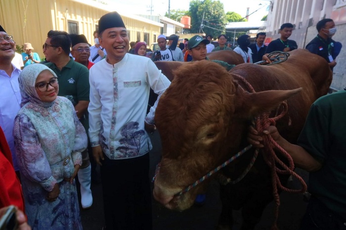 SERAH TERIMA: Usai salat Idul Adha, Wali Kota Surabaya Eri Cahyadi menyerahkan puluhan hewan kurban ke RPH Surabaya, Senin (17/6). (PEMKOT SURABAYA)