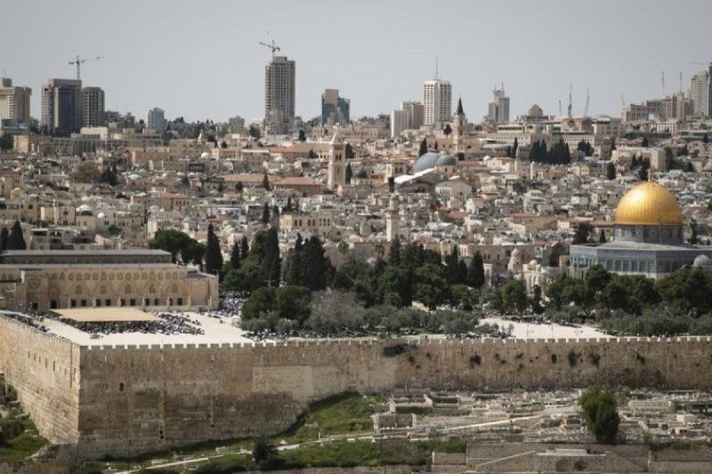 Umat Islam menghadiri salat Jumat pertama Ramadhan di kompleks Masjid Al-Aqsa di Kota Tua Yerusalem, pada 24 Maret 2023.