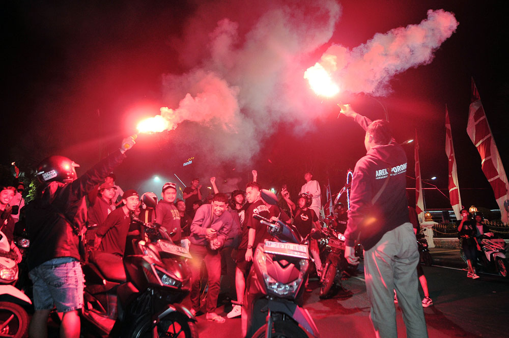 Bonek turun ke jalan merayakan anniversary Persebaya.