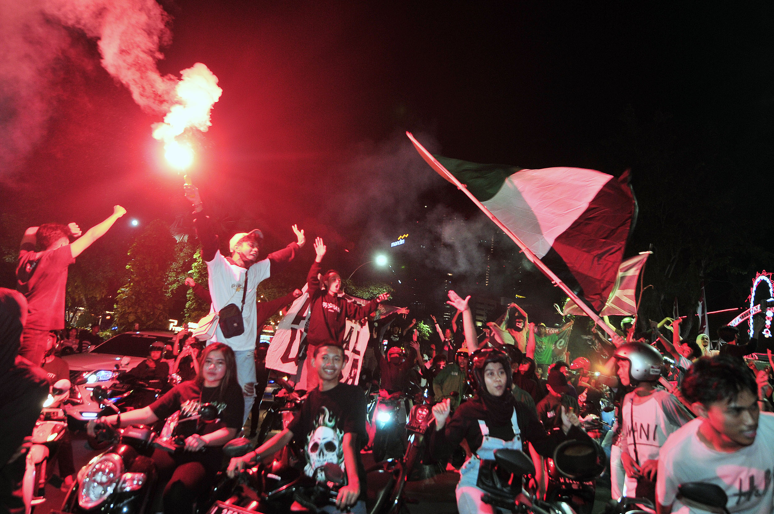 KONVOI ULANG TAHUN: Ribuan suporter Persebaya Surabaya, Bonek melakukan konvoi berkeliling Kota Surabaya untuk merayakan anniversary klub kesayangan mereka ke-97 tahun, Selasa dini hari (18/6).
