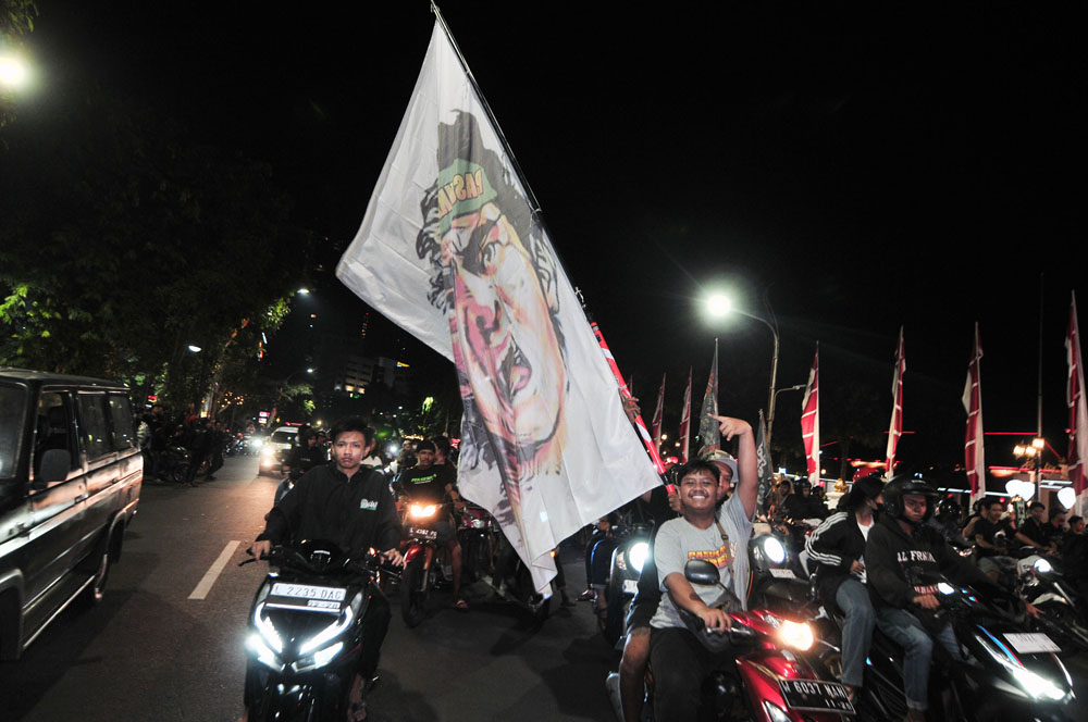 Bonek konvoi merayakan anniversary Persebaya.