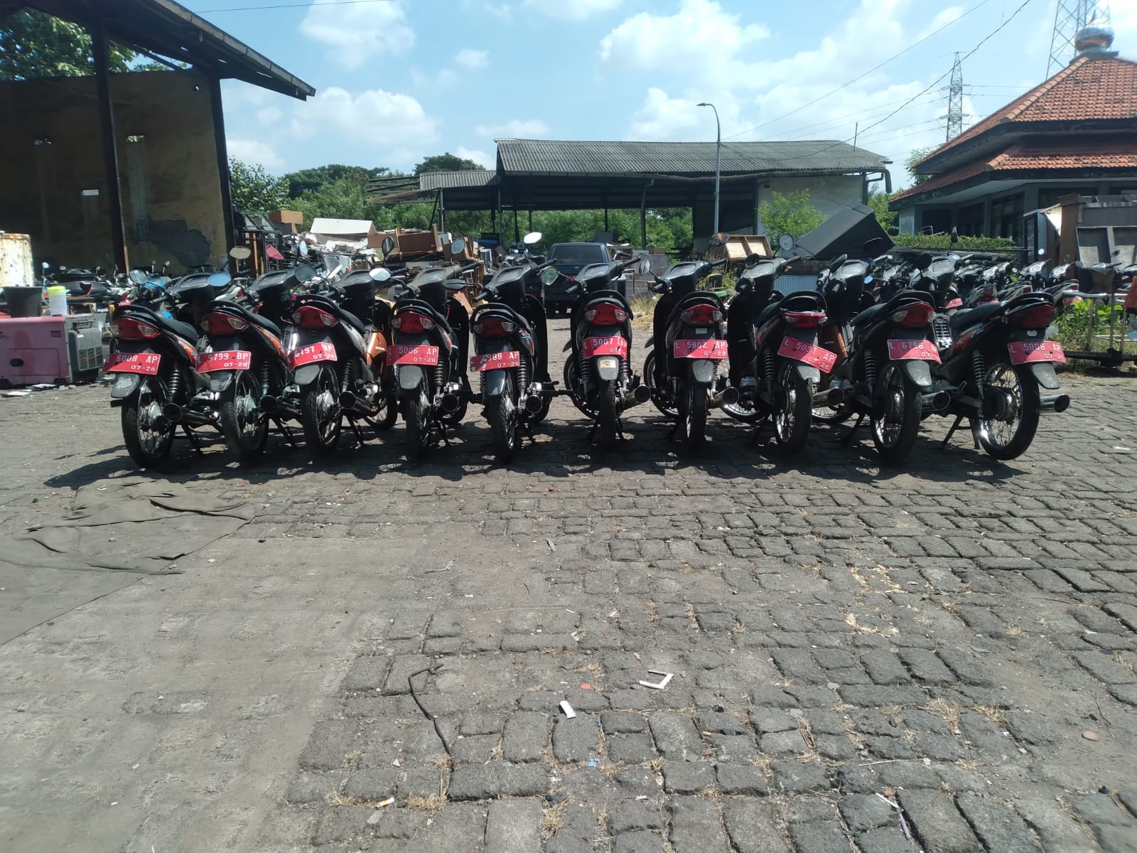 ON PROSES: Untuk mengganti motor dinas lama Pemkot Surabaya akan mendapatkan bantuan dari Kementerian ESDM, yakni konversi menjadi kendaraan berbasis baterai.