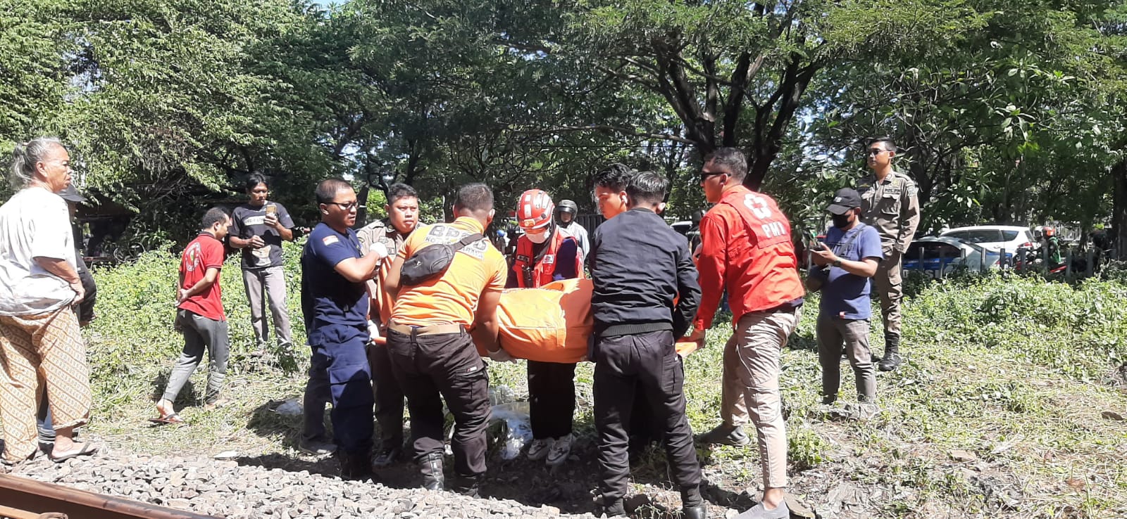 Petugas evakuasi korban tabrakan kereta api di Siwalankerto Surabaya. (MAHRUS/RADAR SURABAYA)