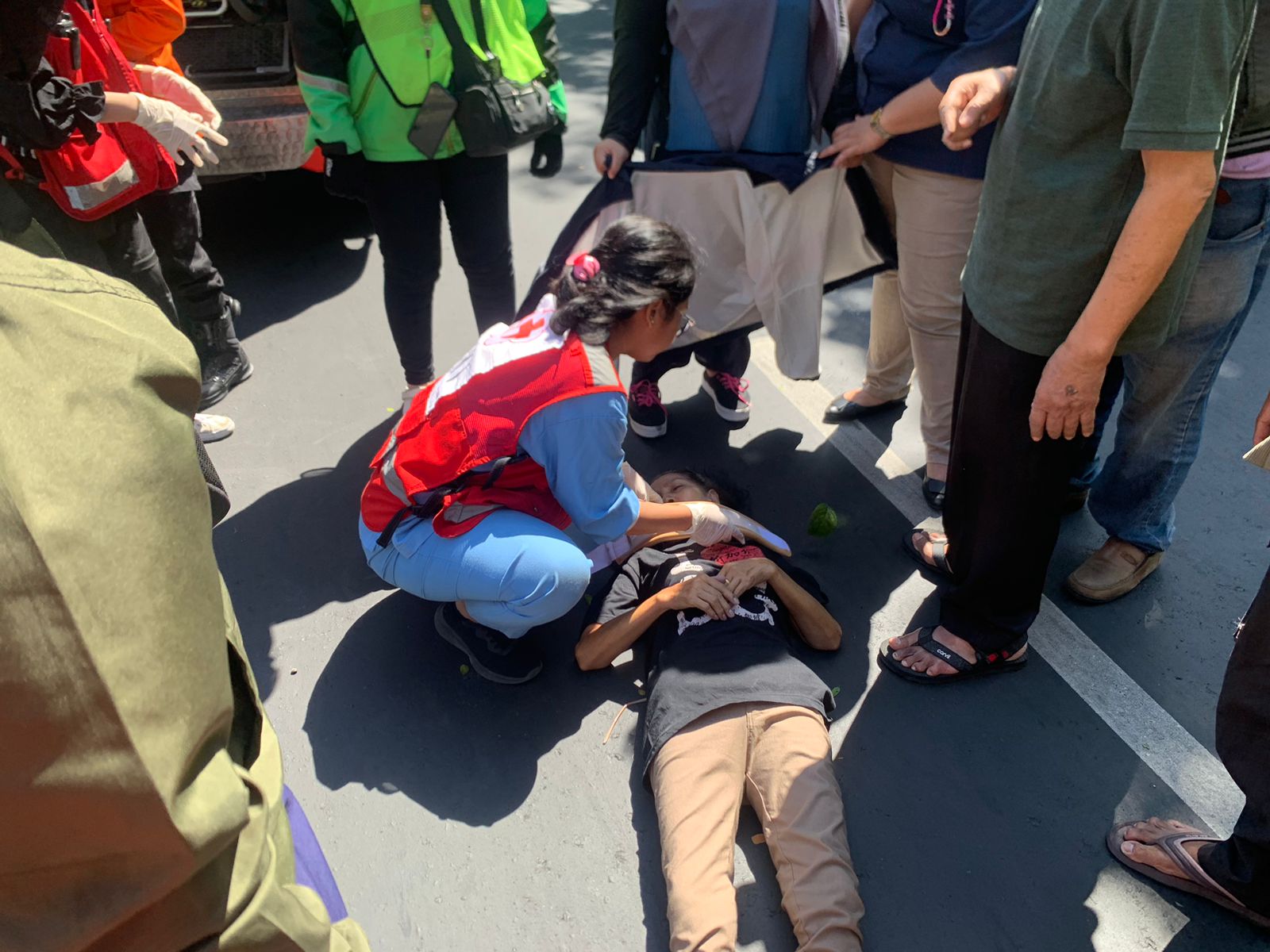 Petugas mengevakuasi korban tewas di Jalan Sulawesi, Surabaya. (IST)