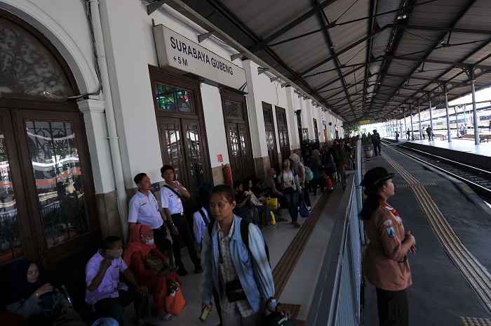 MENUNGGU: Stasiun Gubeng menjadi stasiun kereta api dengan volume keberangkatan terbanyak untuk periode libur Idul Adha dan libur sekolah tahun ini. (ANDY SATRIA/RADARA SURABAYA)