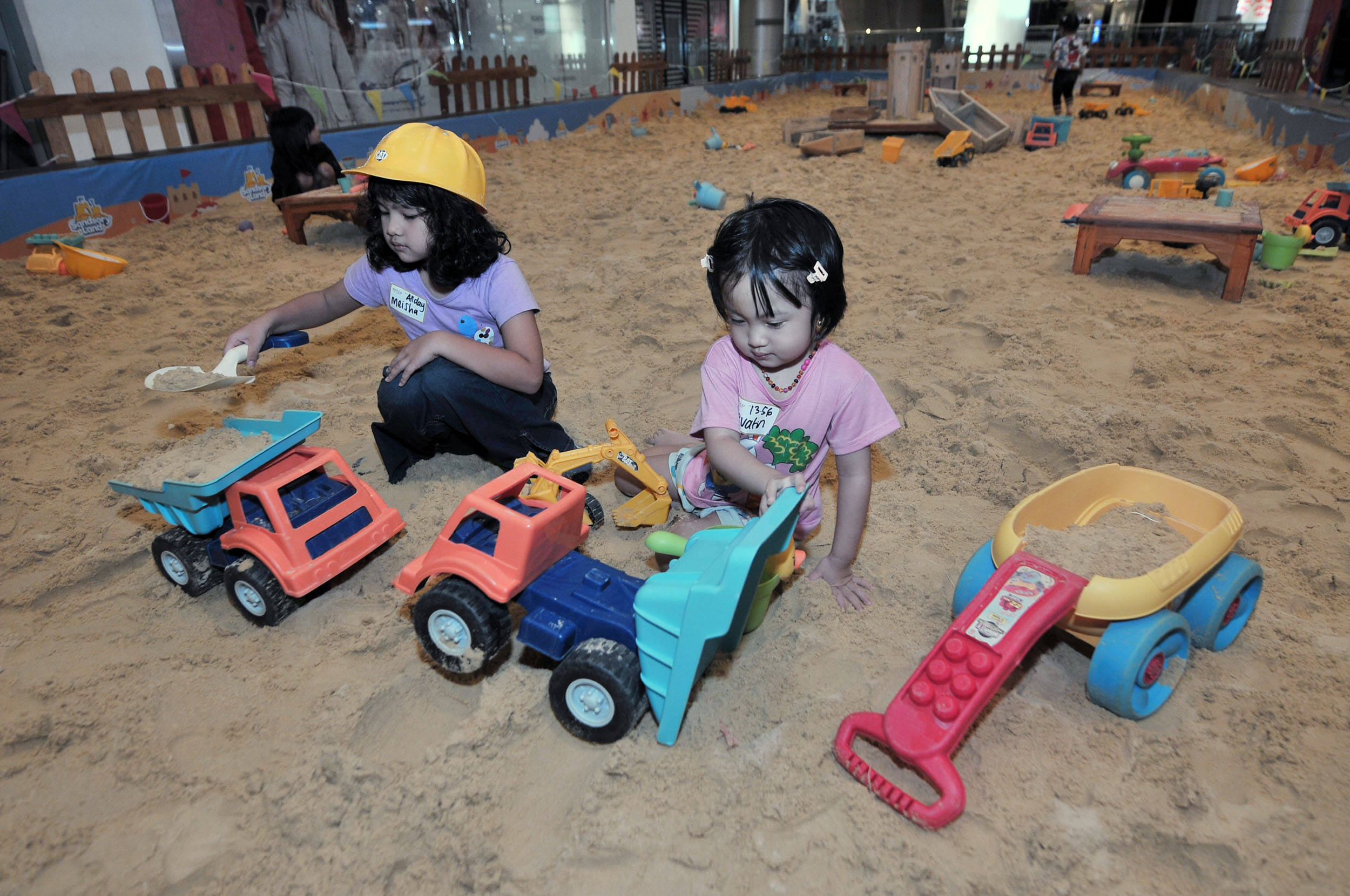 MENIKMATI: Dua orang anak sedang bermain di Sandsory Land yang ada di Atrium Grand City Mall Surabaya.