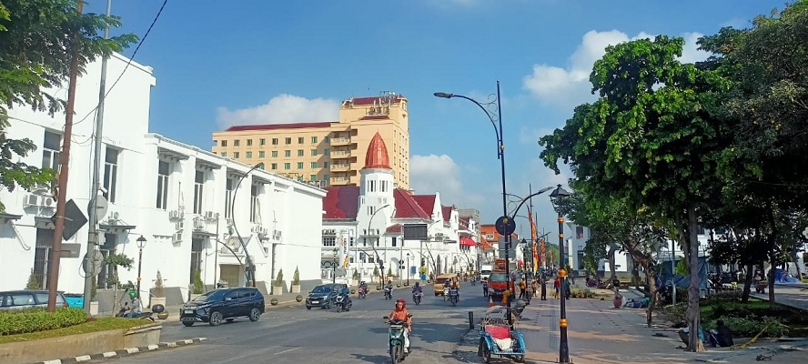 ESTETIK: Zona eropa kawasan objek wisata kota lama Surabaya memiliki daya tarik pada bangunan yang indah sekaligus eksotis. (NOFILAWATI ANISA/RADAR SURABAYA)