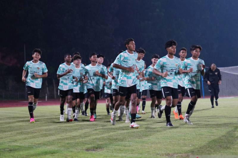 Sejumlah pemain timnas U-16 menjalani latihan menyambut Piala AFF U-16 2024 di Solo, Selasa (18/6/2024).