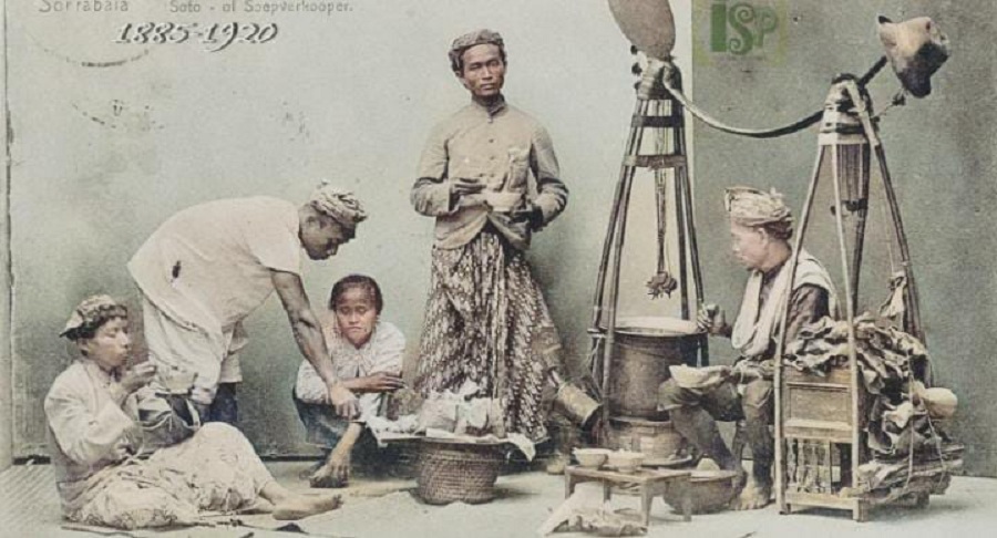 KARYA Kurkdjian: Potret penjual soto di Surabaya sekitar 1885, foto tersebut diambil di studio foto Atelier Kurkdjian di kawasan Gemblongan.