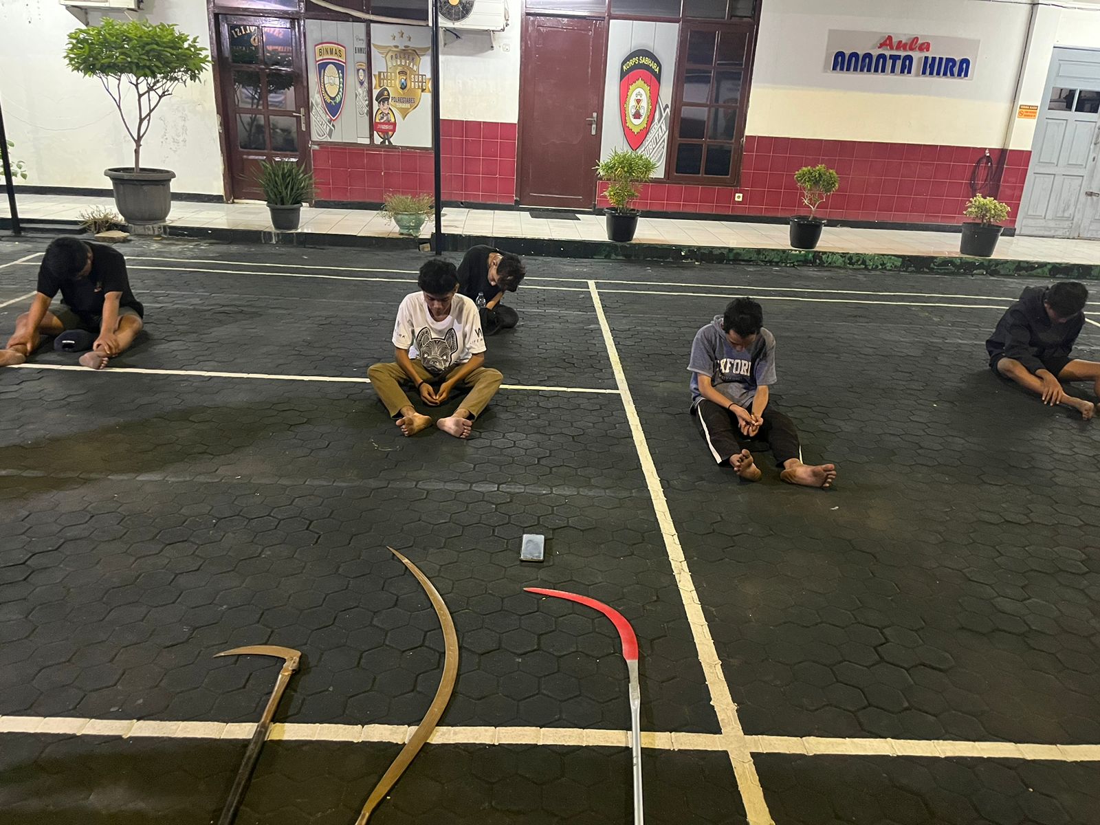 Lima remaja berhasil diamankan Tim Respatti Sat Samapta Polrestabes Surabaya di Jalan Parang Kusumo, Surabaya. Sebanyak tiga sajam diamankan hendak digunakan untuk tawuran. (IST)