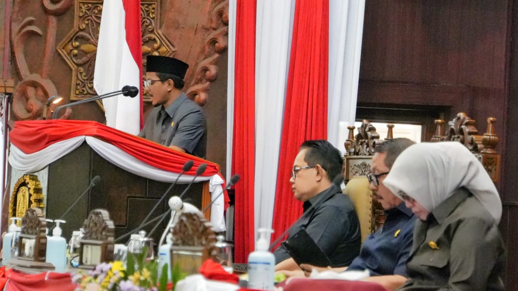 SIAP: Juru bicara Banggar DPRD Jatim Mohammad Nasih Aschal dalam rapat sidang Paripurna di Gedung DPRD Jatim, Rabu (19/6). (MUS P/RADAR SURABAYA)