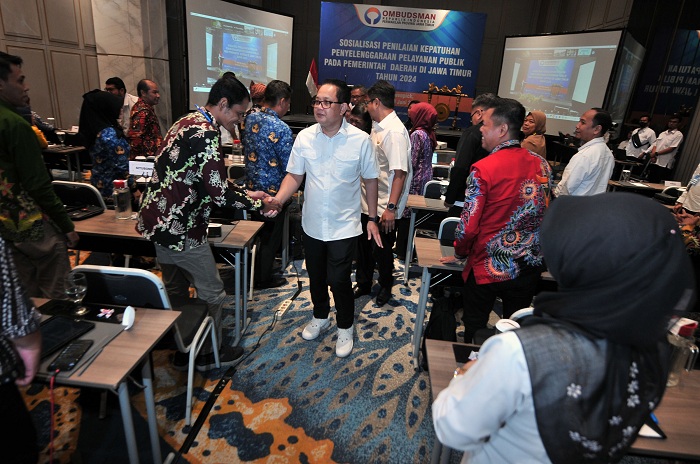 SOSIALISASI: P) Gubernur Jatim, Adhy Karyono menghadiri sosialisasi penilaian penyelenggaraan pelayanan publik yang digelar oleh Ombudsman RI, Rabu (19/6). (ANDY S/RADAR SURABAYA)
