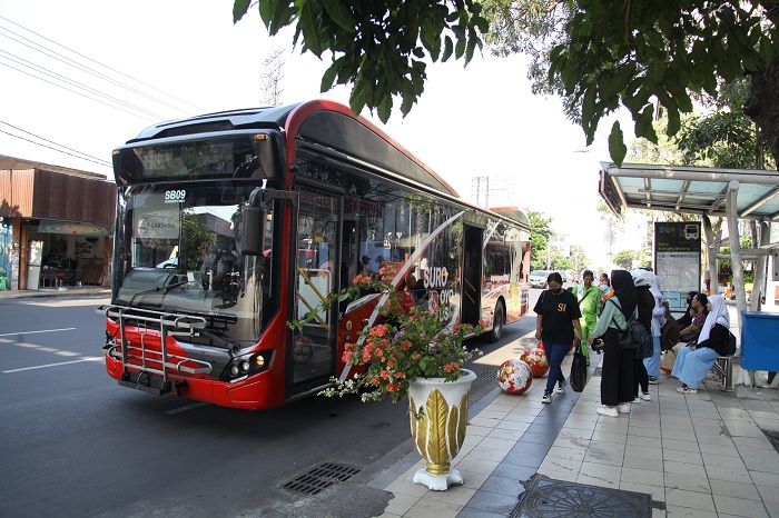 MAKIN DIMINATI: Suroboyo Bus terlihat menunrunkan serta menaikkan penumpang di Halte Jalan Embong Malang Surabaya beberapa waktu lalu. (SURYANTO/RADAR SURABAYA)