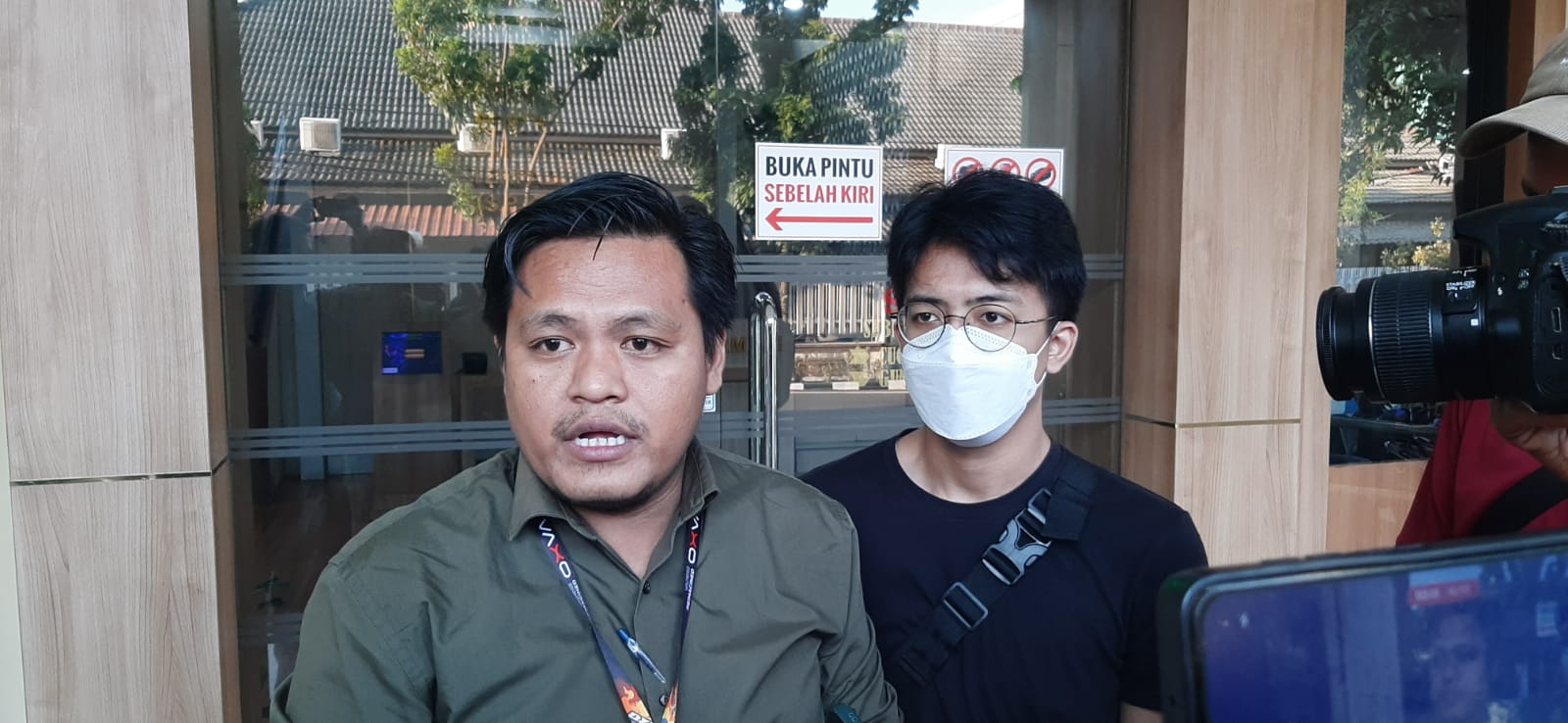 Pelapor didampingi kuasa hukum melaporkan kasus dugaan TPPO ke SPKT Polda Jatim Kamis sore (20/6). (Mahrus/Radar Surabaya)
