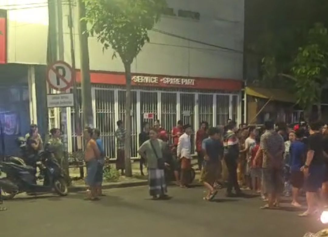 Warga mengerubungi lokasi penjambretan mahasiswi UINSA di Jalan Semarang, Surabaya. (IST)
