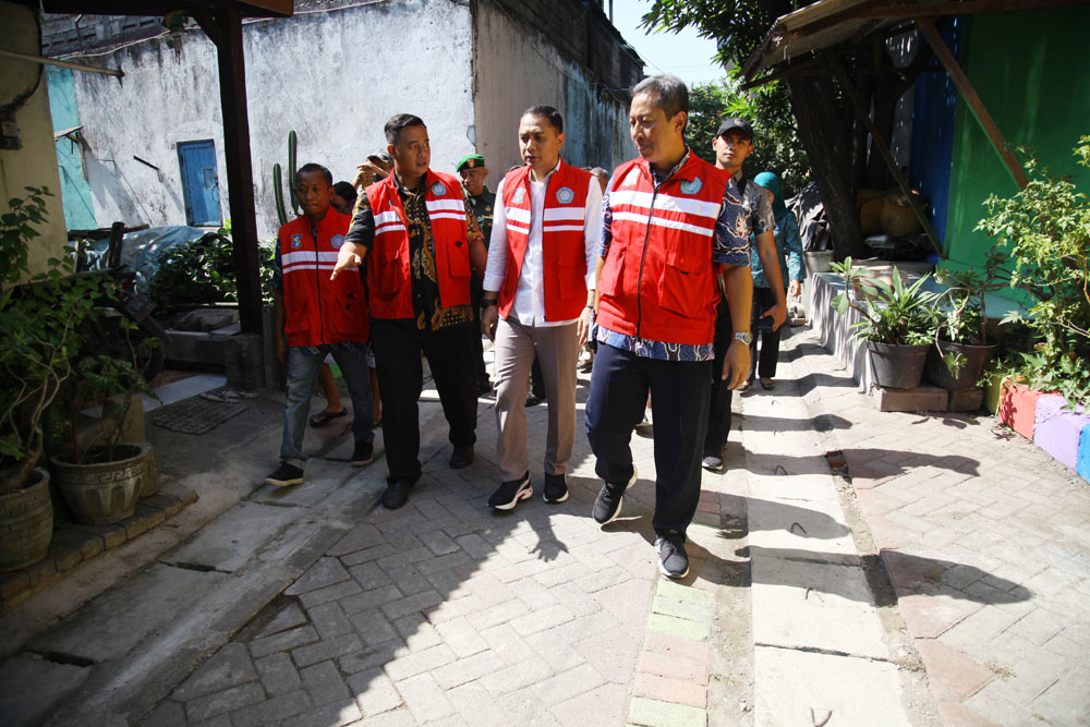 Wali Kota Surabaya Eri Cahyadi saat blusukan di Karang Pilang, Kamis (20/6). Eri meninjau penerima manfaat bedah rumah dan pengerjaan pavingisasi dan saluran.