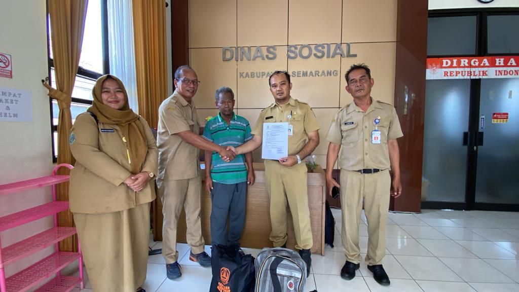 Dinsos Jatim fasilitasi pemulangan orang telantar ke daerah asal di Semarang.