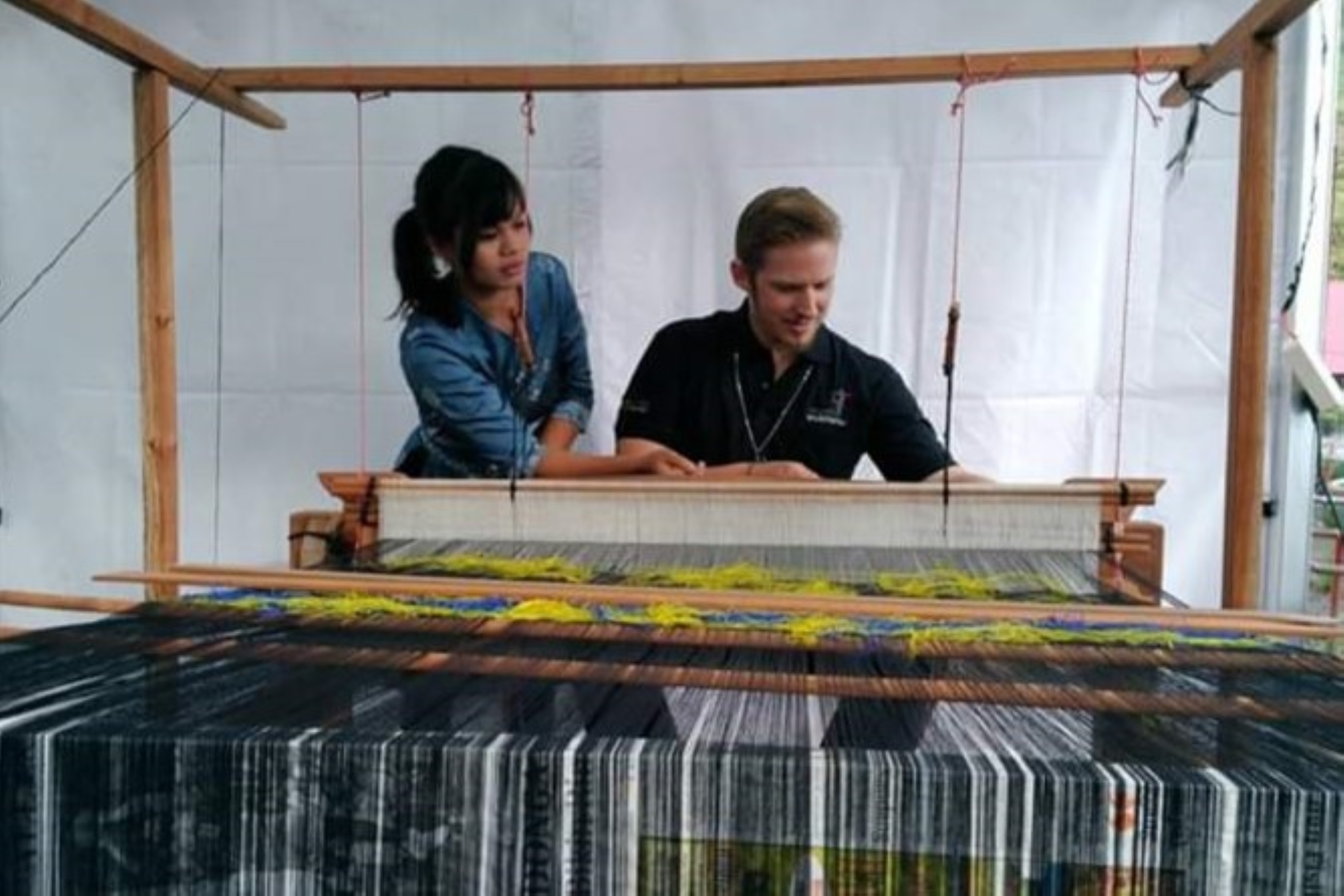 BERBAGI: Anita Dona Asri memberikan edukasi cara menenun songket kepada pengunjung asal Turki saat acara Sawahlunto International Music Festival (SIMFes) di Sawahlunto, Sumatra Barat. (ISTIMEWA)