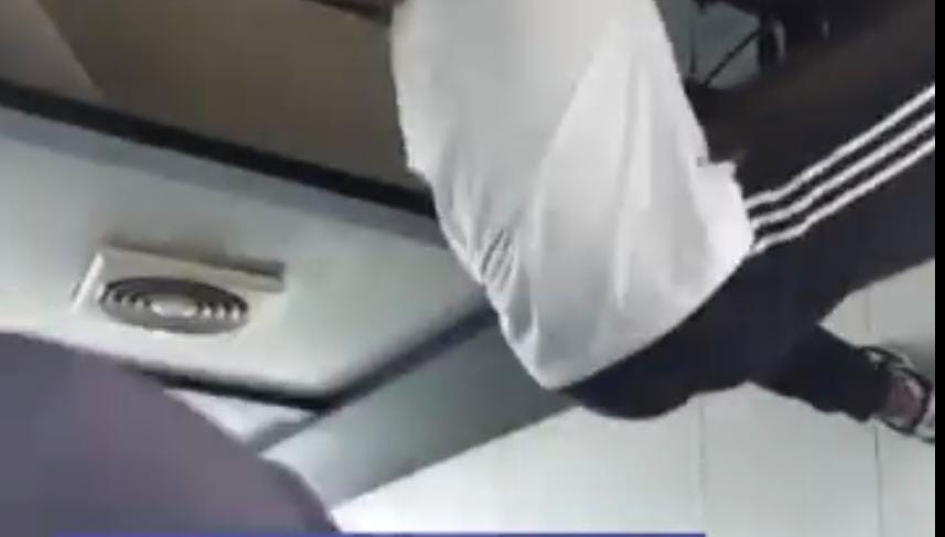 Siswa MTs sempat terjebak di dalam lift gedung selama 30 menit. Mereka hendak melaksanakan wisuda di gedung Empire Palace, Surabaya. (IST)