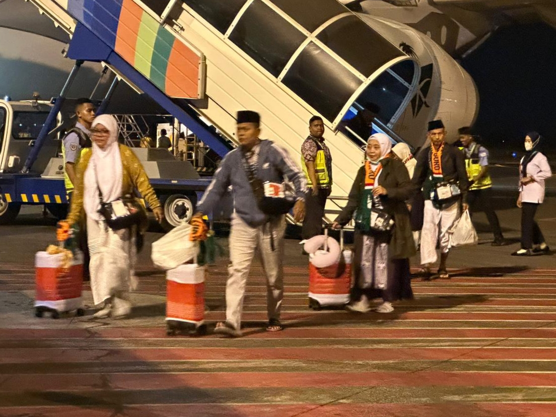 SELAMAT DATANG: Jemaah haji kloter 1 asal Kabupaten Bojonegoro tiba dengan selamat di Bandar Udara Juanda, Sabtu (22/6) pukul 20.15 WIB. (RAHMAT SUDRAJAT/RADAR SURABAYA)