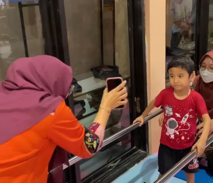 BELAJAR: Seorang bocah melakukan fisioterapi di Rumah Anak Prestasi (P) Surabaya di Dukuh Menanggal. (PEMKOT SURABAYA)