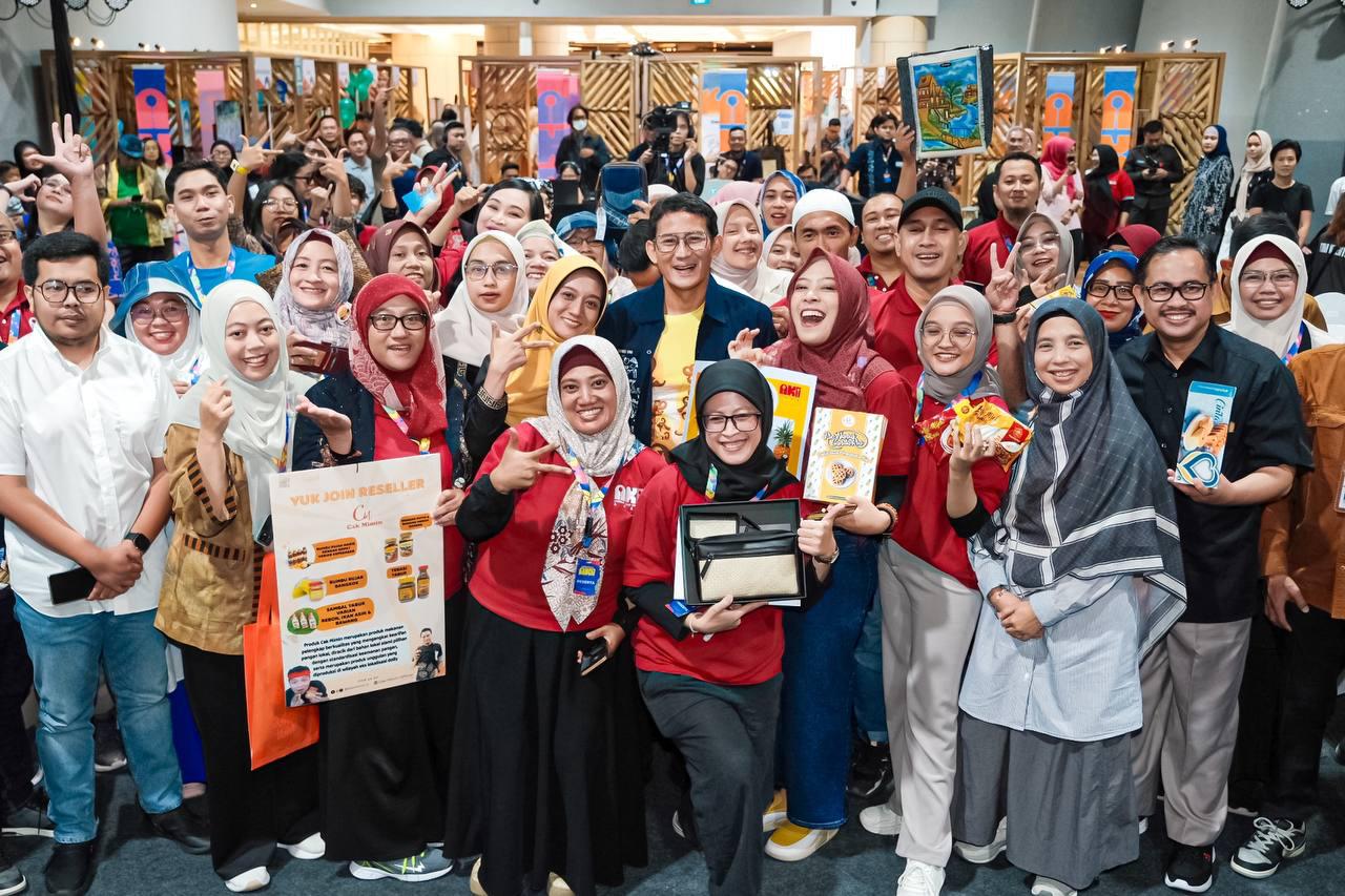 KOMPAK: Sandiaga S. Uno ajak  pelaku ekraf untuk terus meningkatkan inovasi dan adaptasi, dengan memaksimalkan berbagai pelatihan selama mengikuti program AKI 2024 di Tunjungan Plaza. (IST)