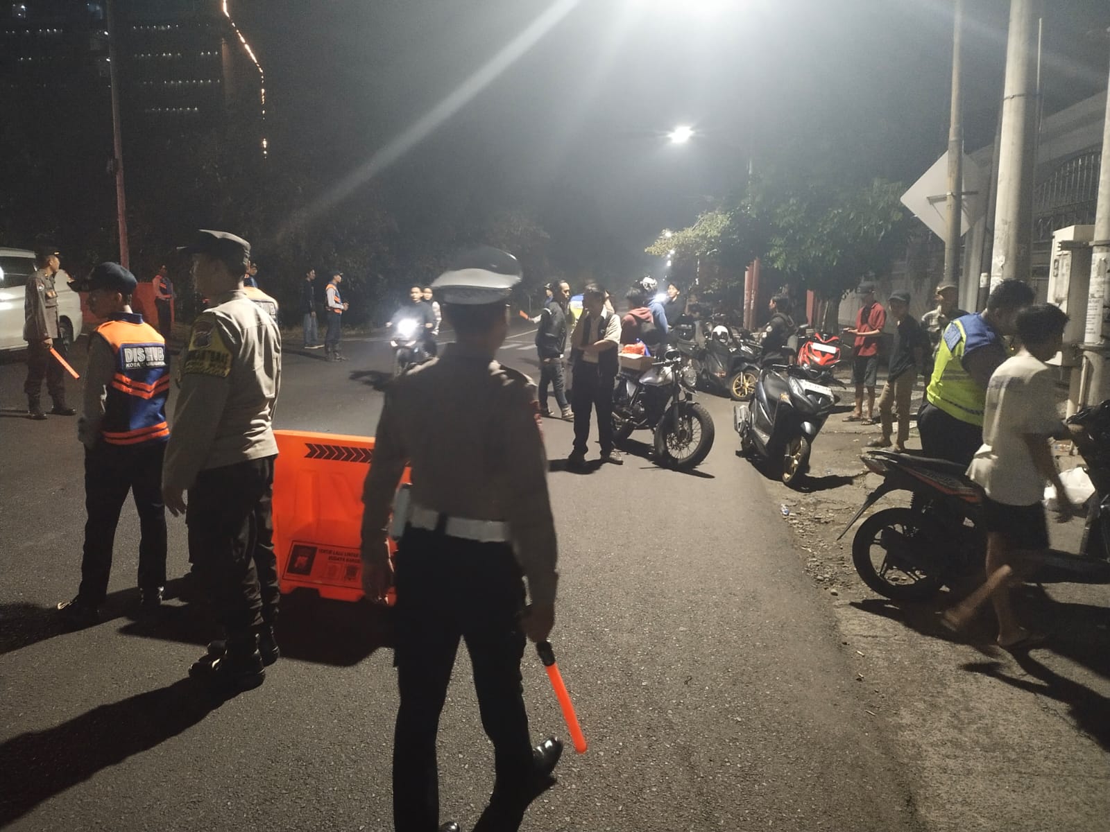 Sebanyak 30 motor yang hendak dipakai balap liar dan menggunakan knalpot tidak sesuai spesifikasi teknis diamankan di Mapolsek Wonocolo Surabaya. (IST)